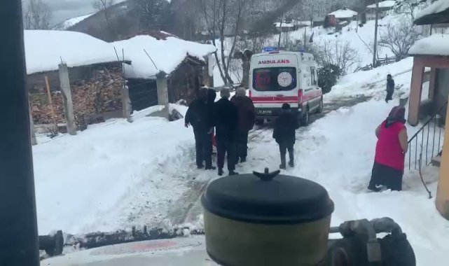 Kardan kapanan yol açıldı, ambulans hastaya ulaştı