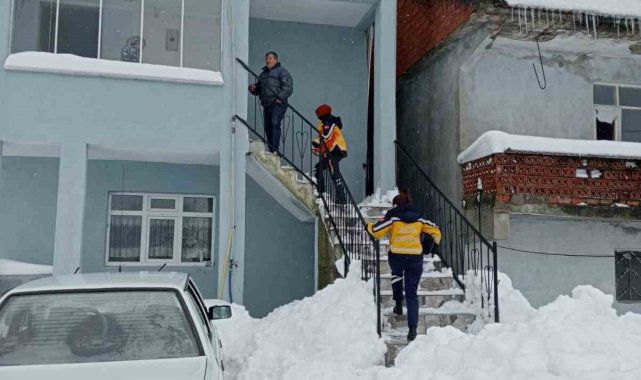 Karla mücadele veren ekipler hasta kadına güçlükle ulaştı