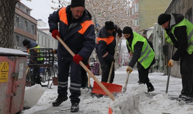 Kars Belediyesi'nden buz mesaisi