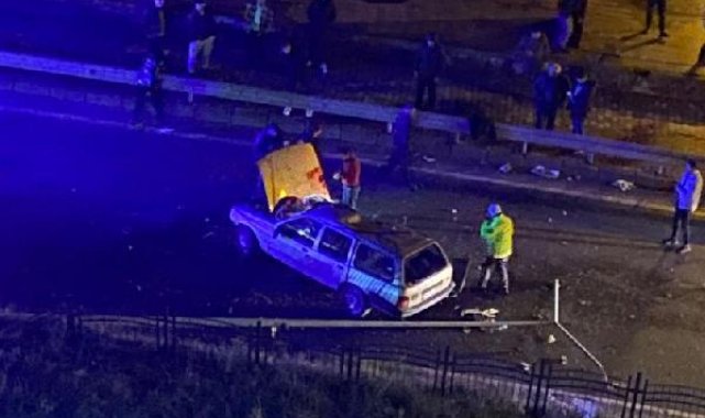 Karşı yöne geçen otomobil, aydınlatma direğine çarptı: 1 ölü, 1 yaralı