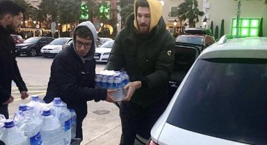 Karşıyaka forması giyen basketbolcular, depremzedeler için yardıma koştu