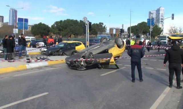 Kartal'da 3 aracın karıştığı kazada 1 kişi yaralandı