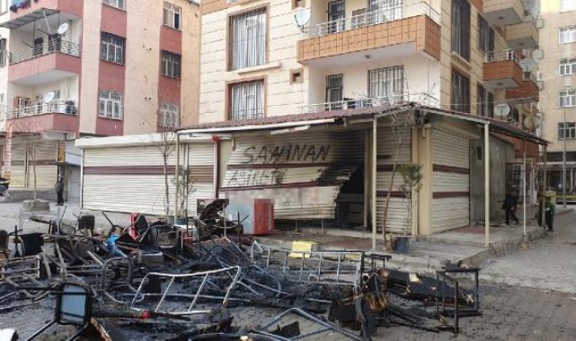 Kavga ettikleri kişinin işyerindeki eşyasını sokağa çıkarıp ateşe verdiler