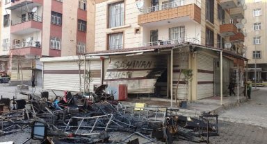 Kavga ettikleri kişinin işyerindeki eşyasını sokağa çıkarıp ateşe verdiler