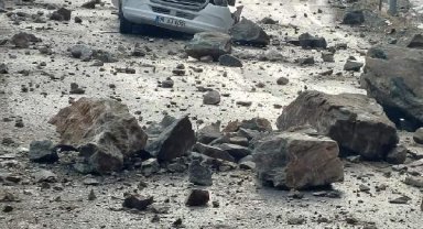 Kayaların heyelanla minibüse düşme anı kamerada