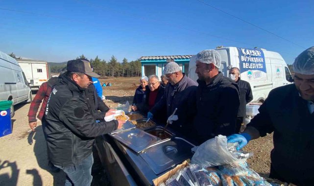 Kayseri Büyükşehirden Günlük 15 Bin Depremzedeye Sıcak Yemek Hizmeti
