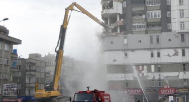Kayseri'de ağır hasarlı olan 12 katlı binada kontrollü yıkım başladı