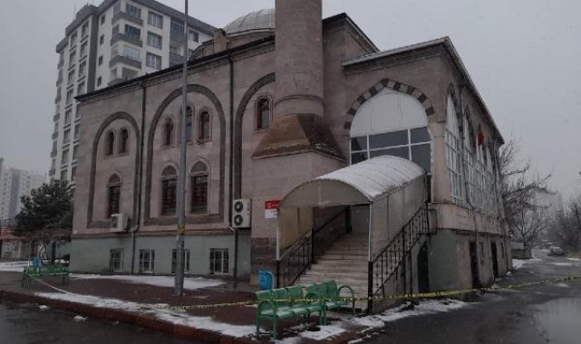 Kayseri'de, depremde ağır hasar oluşan 55 yıllık caminin minaresi yıkıldı
