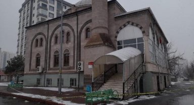 Kayseri'de, depremde ağır hasar oluşan 55 yıllık caminin minaresi yıkıldı