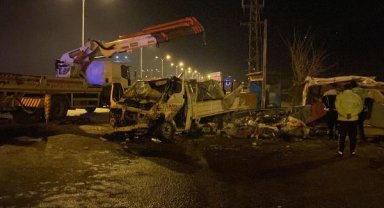 Kaza yapan iki kamyonet savrularak askeri araca çarptı; 2 ölü, 3'ü asker 4 yaralı