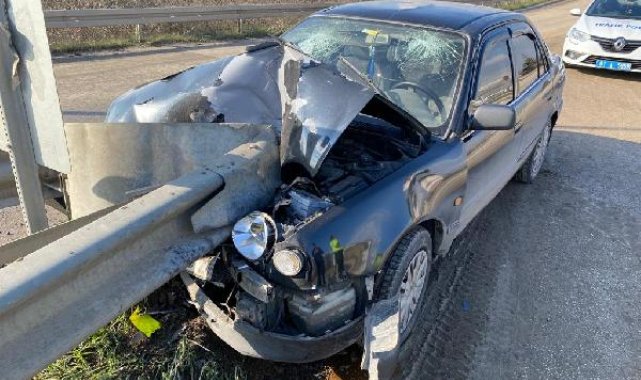 Kazada bariyerler otomobile ok gibi saplandı; sürücü ile eşi yaralandı