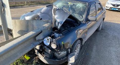 Kazada bariyerler otomobile ok gibi saplandı; sürücü ile eşi yaralandı