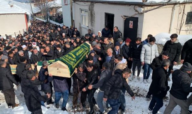 Kazada ölenler toprağa verildi, 5 yakınını kaybeden imam güçlükle ayakta durdu