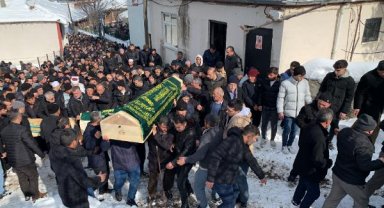 Kazada ölenler toprağa verildi, 5 yakınını kaybeden imam güçlükle ayakta durdu