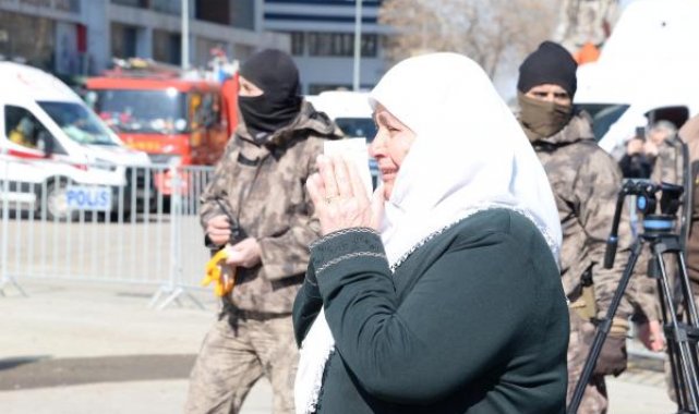 Kendisini kurtaran ekipteki özel harekat polisine sarılıp, gözyaşlarıyla enkazı izledi