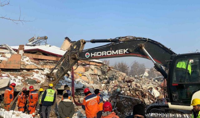 Kepez Belediyesi ekipleri, 84. saatte Serpil teyzeyi kurtardı