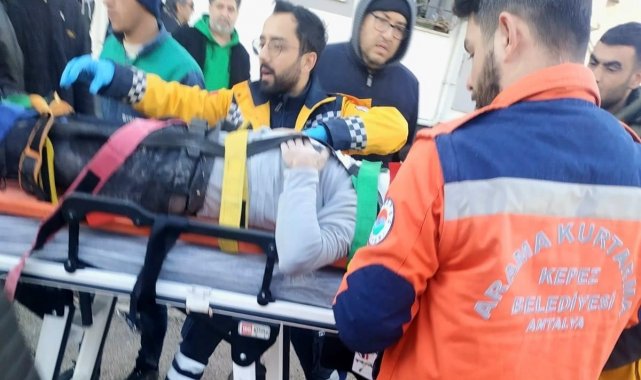 Kepez'in arama kurtarma ekibi, 30 saat sonra bir aileyi kurtardı