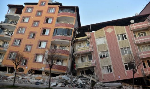 Kırıkhan'da bazı binalar yıkıldı bazıları ise birbirine yaslandı; vatandaşlar tahliye edildi