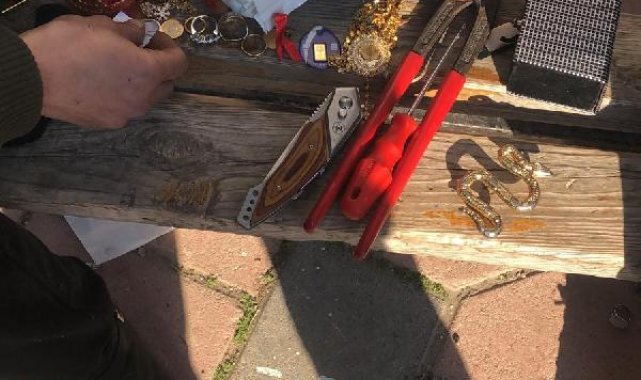 Kırıkhan'da enkazdan altınları çalan 2 kişiye gözaltı