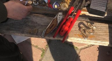 Kırıkhan'da enkazdan altınları çalan 2 kişiye gözaltı