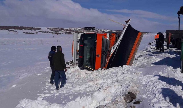 Kırıkkale'de kar küreme aracı devrildi, sürücü hafif yaralandı
