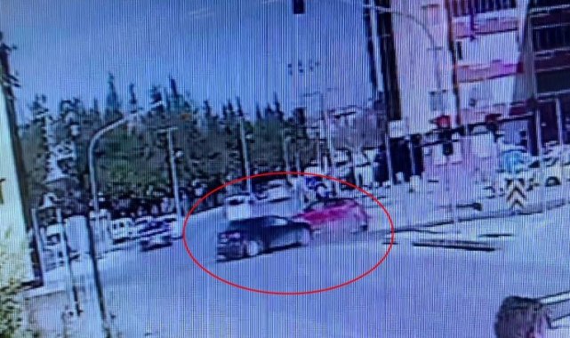 Kırmızı ışık ihlalinin kazayla sonuçlandığı anlar kamerada: 2 yaralı