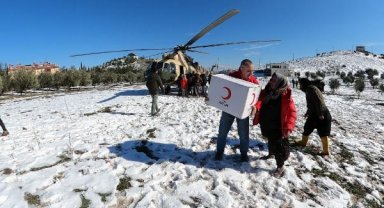 Kırsal kesimlere helikopterlerle yardım ulaştırılıyor