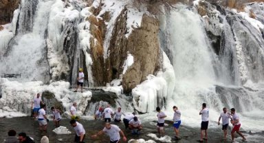 Kısmen donan Muradiye Şelalesi'nde yüzdüler
