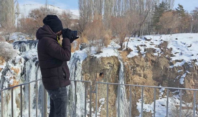 Kısmen donan Muradiye Şelalesi'ne yoğun ilgi