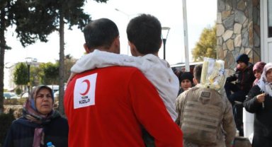 Kızılay deprem bölgesinde yardım çalışmalarını sürdürüyor