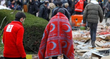 Kızılay, deprem bölgesindeki 900 köye yardım ulaştırdı