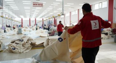 Kızılay, deprem bölgesine çadır üretimini sürdürüyor