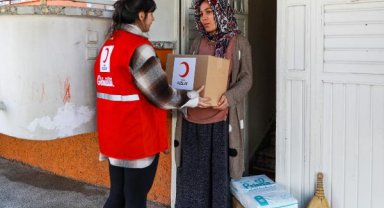 Kızılay, depremzede kadınlara özel Whatsapp hattı kurdu