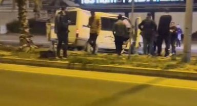 Kızıltepe'de aydınlatma direğine çarpan minibüsün şoförü öldü