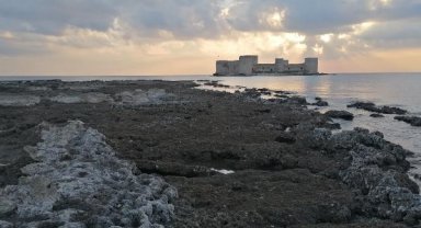Kızkalesi'nde deniz suyu 100 metre çekildi