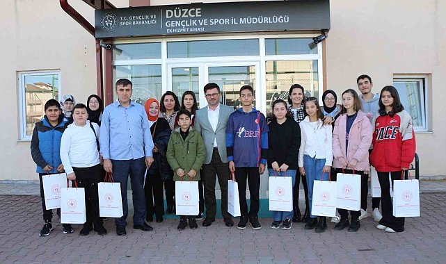 Kızlar attığını vurdu
