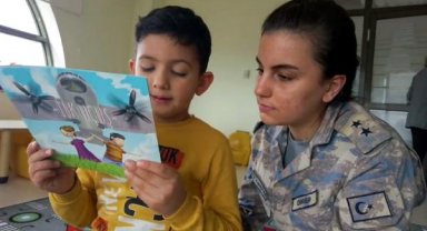 Komutanlardan depremzede çocuklara moral ziyareti