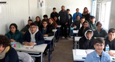Konteynerden sınıf kuran öğretmen çift, depremzede öğrencileri sınava hazırlıyor