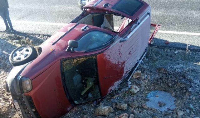 Kontrolden çıkan hafif ticari araç takla attı: 3 yaralı