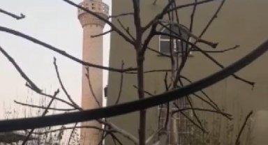 Kontrollü şekilde yıkılan minare 3 katlı evin üzerine devrildi