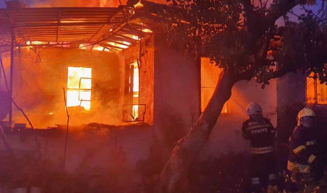 Köyceğiz'de ahşap ev tamamen yandı