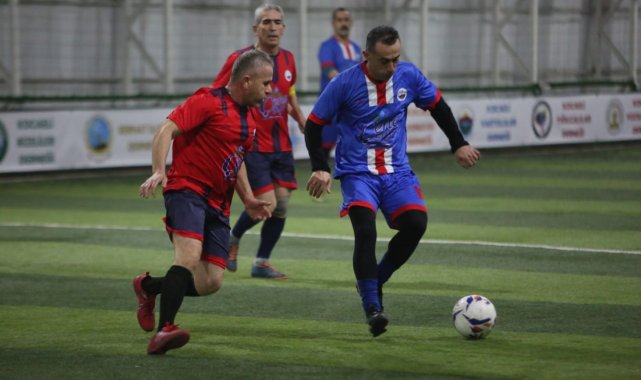Kozlarını futbol turnuvasında paylaşıyorlar