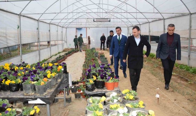 Kozluk'ta parkların süslenmesi tarım bölümü öğrencilerinden