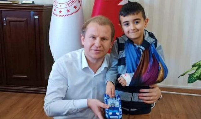 Küçük Rüstem, akıllı saat için biriktirdiği parasını depremzedelere bağışladı