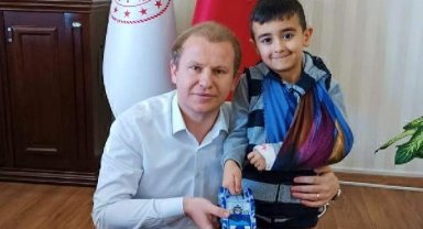 Küçük Rüstem, akıllı saat için biriktirdiği parasını depremzedelere bağışladı
