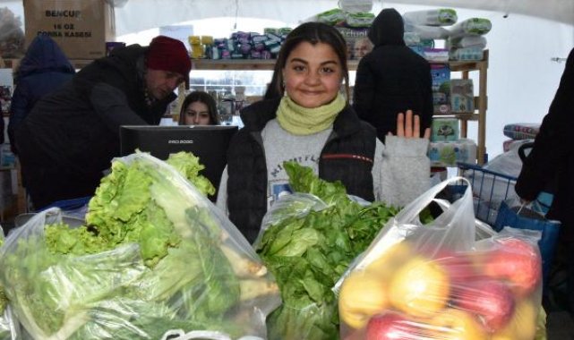 Küçük Zeliha, depremzedeler için pazar tezgahlarından meyve ve sebze topladı