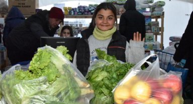 Küçük Zeliha, depremzedeler için pazar tezgahlarından meyve ve sebze topladı