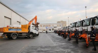 Küçükçekmece'de bin 589 personel ve 261 araçla kar mesaisi