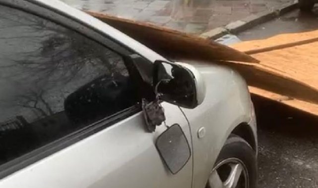 Küçükçekmece'de inşattaki paravanlar otomobilin üstüne devrildi