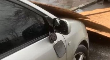 Küçükçekmece'de inşattaki paravanlar otomobilin üstüne devrildi